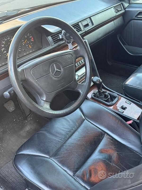 Usata Mercedes E200 109 CV (80 kW) 1993 Nero Berlina