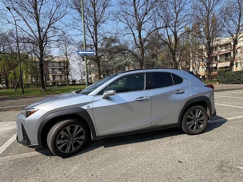 Usata Lexus UX 250h Luxury Line 145 CV (106 kW) 2023 Argento SUV