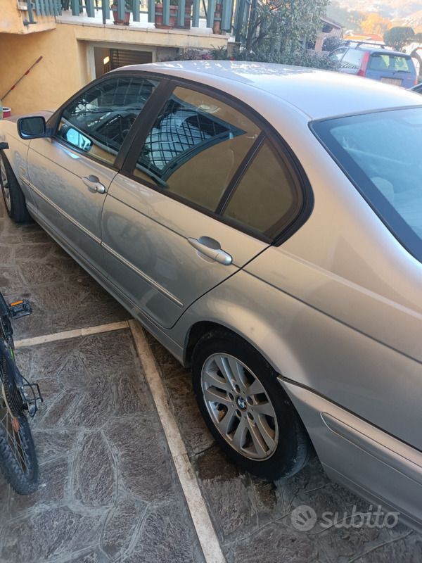 Grigio Usata 1999 BMW 320 Tre volumi | 2000 € (Buon prezzo) - Immagine 1/4