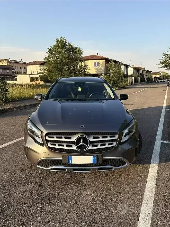 Usata Mercedes GLA180 Business 122 CV (89 kW) 2020 Grigio SUV
