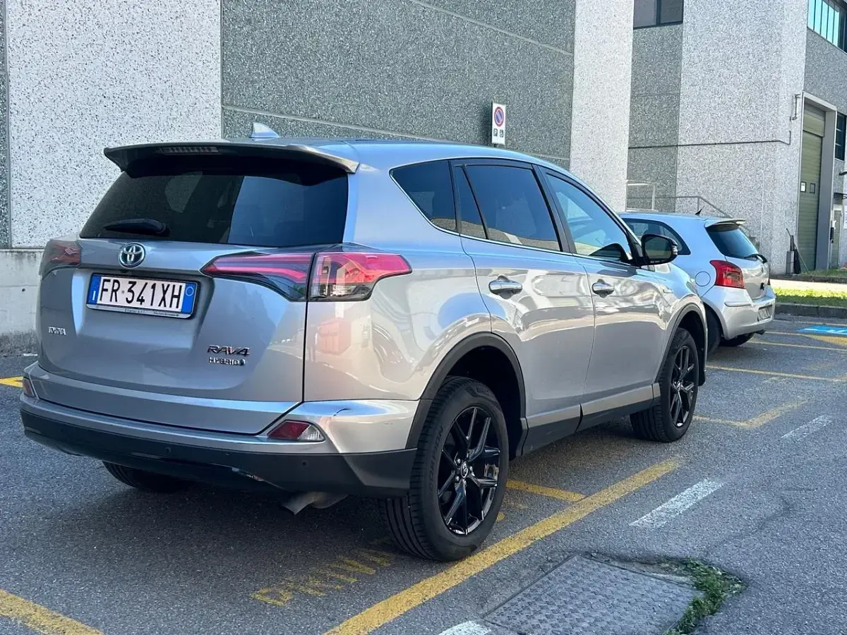 Usata Toyota RAV4 Hybrid Lounge 155 CV (114 kW) 2018 Grigio SUV