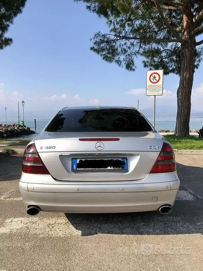 Usata Mercedes E270 177 CV (130 kW) 2002 Grigio Berlina