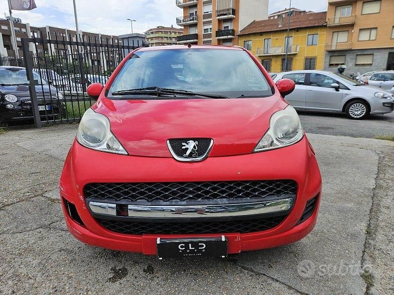 Usata Peugeot 107 Access 68 CV (50 kW) 2012 Rosso Utilitaria