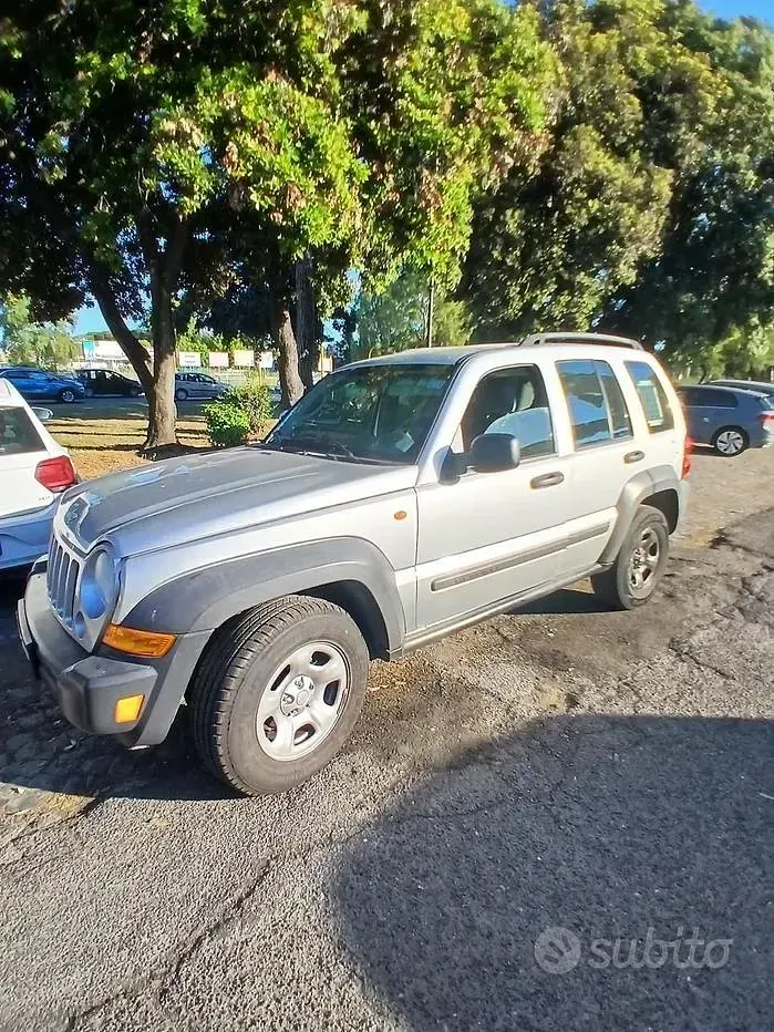 Usata Jeep Cherokee 163 CV (119 kW) 2007 Grigio SUV