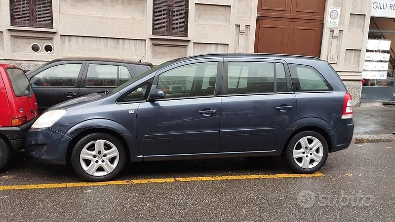 Usata Opel Zafira 2008 Blu Monovolume