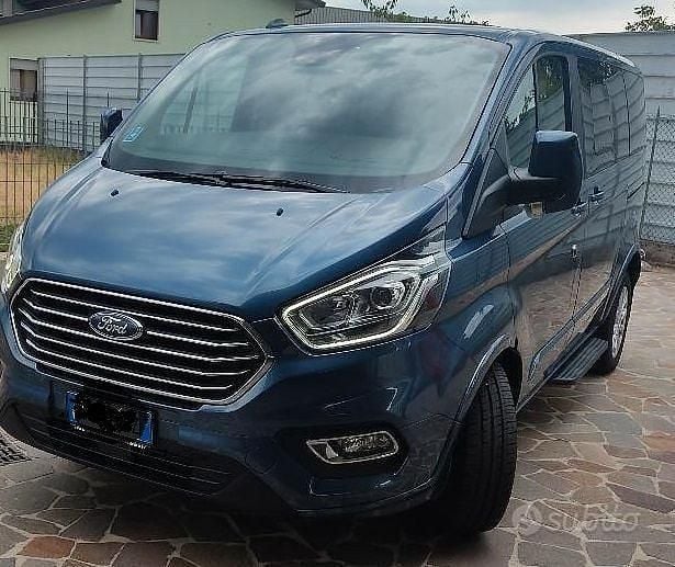 Usata Ford Tourneo Custom 136 CV (100 kW) 2022 Blu/azzurro Furgone