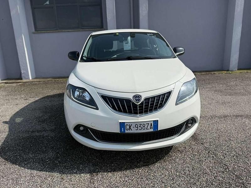 Usata Lancia Ypsilon Gold 69 CV (50 kW) 2022 Bianco pastello Utilitaria