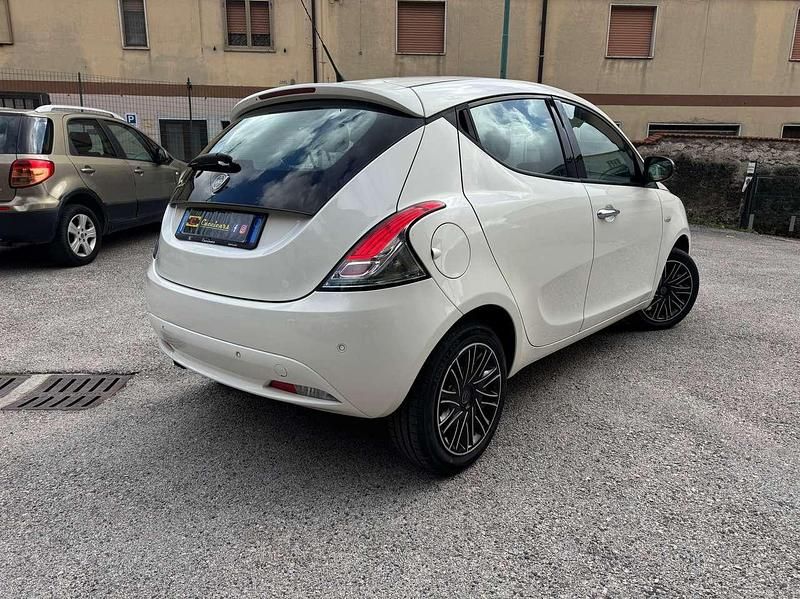 Usata Lancia Ypsilon Gold 69 CV (50 kW) 2018 Nero Utilitaria