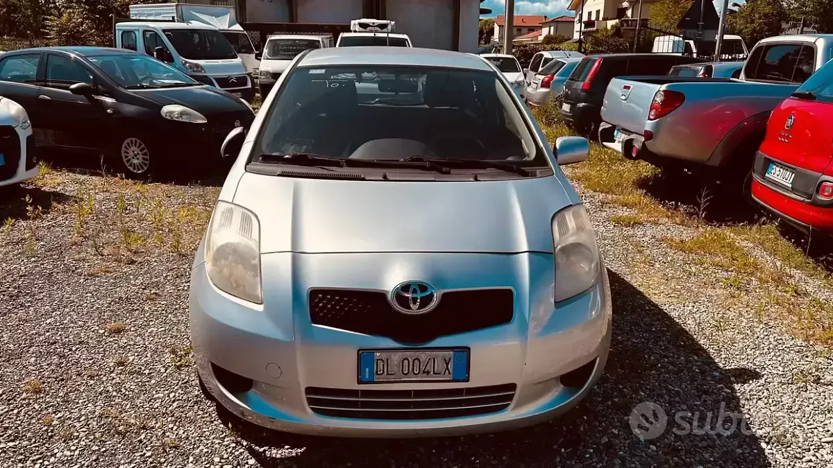 Usado Toyota Yaris Sol 69 CV (50 kW) 2007 Gris Utilitario