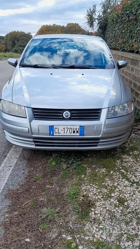 Usata 2004 Fiat Stilo Tre volumi | 950 € (Super prezzo) - Immagine 1/4