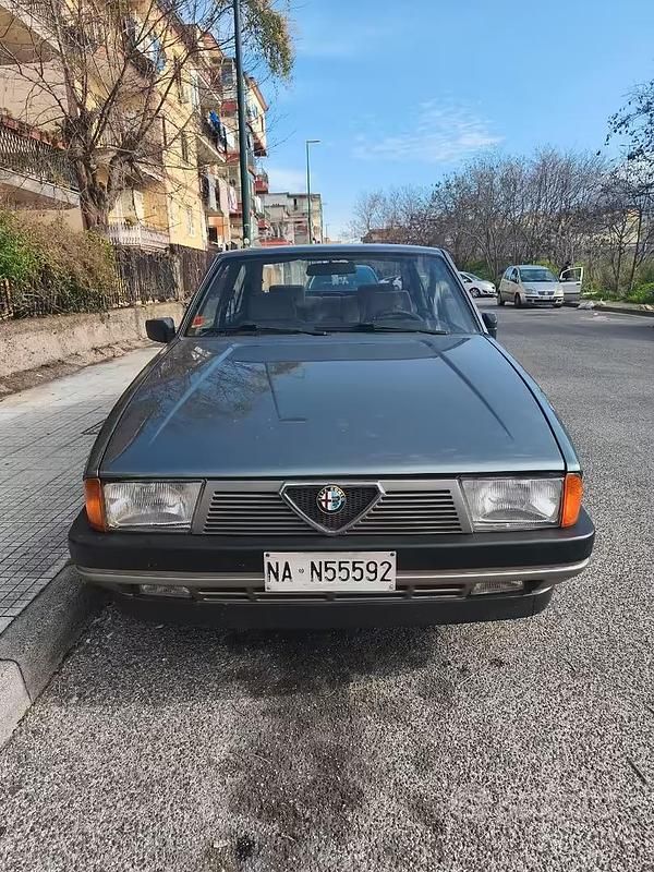 Usata Alfa Romeo 75 110 CV (80 kW) 1986 Grigio Berlina