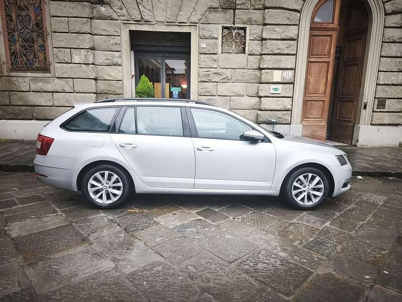 Argento Usata 2020 Skoda Octavia Executive Station wagon | 13.900 € (Ottimo prezzo) - Immagine 1/4