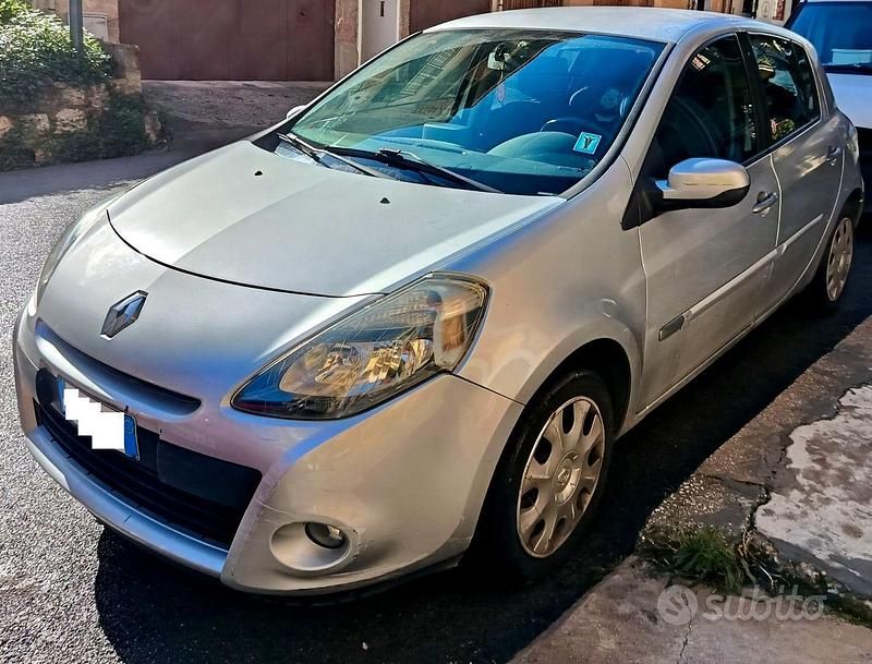 Grigio Usata 2010 Renault Clio II Berlina | 2750 € (Ottimo prezzo) - Immagine 1/4