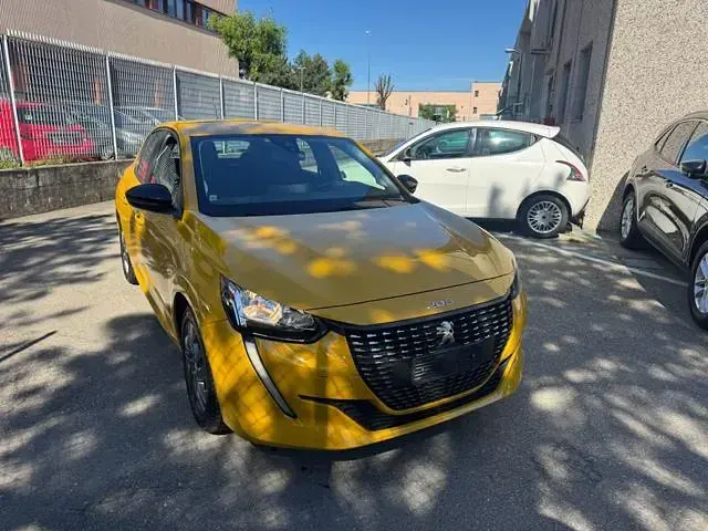 Usata Peugeot 208 Active 101 CV (74 kW) 2022 Giallo metallizzato Utilitaria