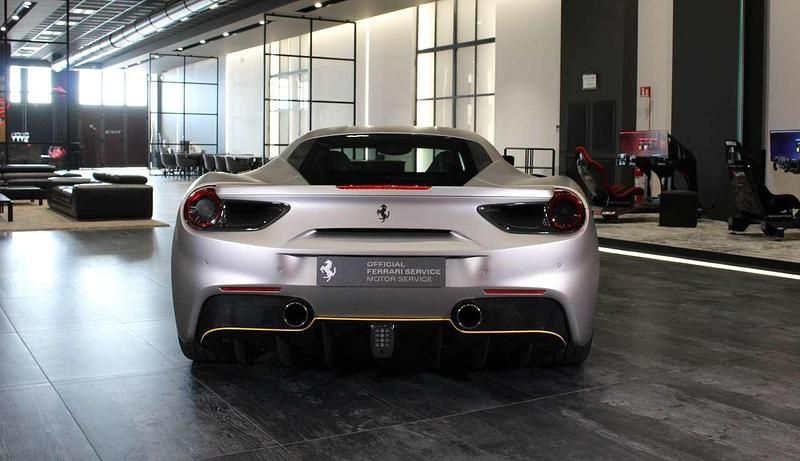 Usata Ferrari 488 670 CV (492 kW) 2016 Grigio alluminio Coupé