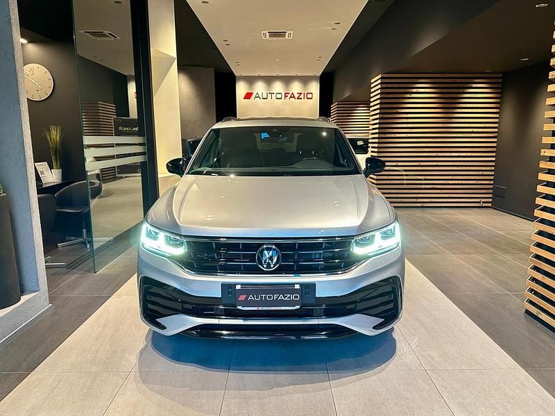 Usata VW Tiguan R-line 150 CV (110 kW) 2023 Argento SUV