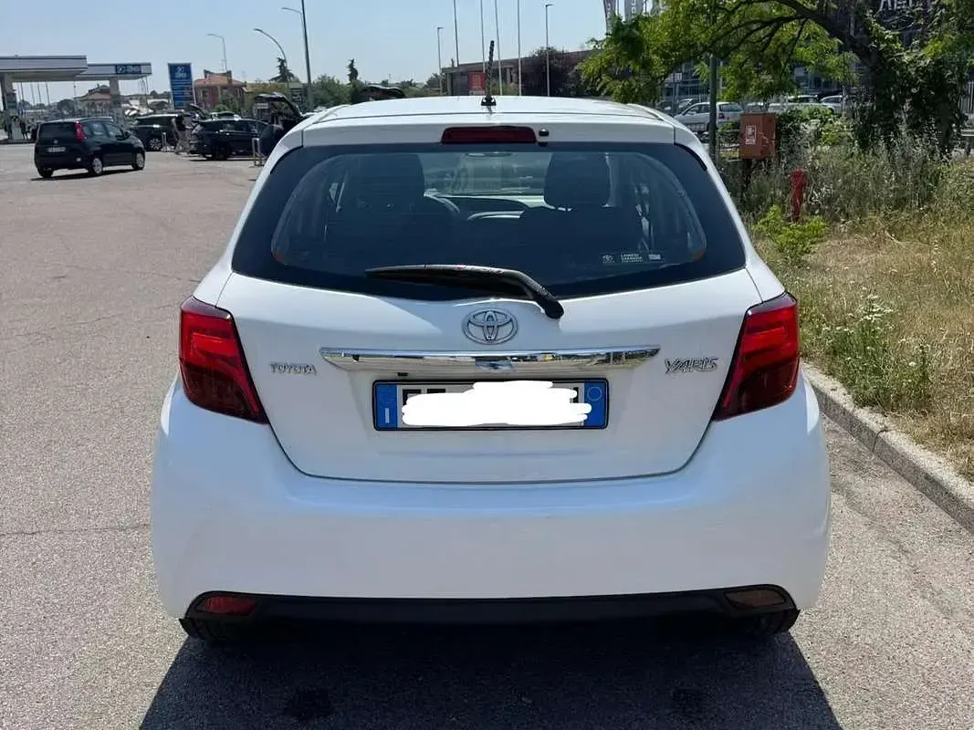 Usata Toyota Yaris Active 69 CV (50 kW) 2015 Bianco Utilitaria