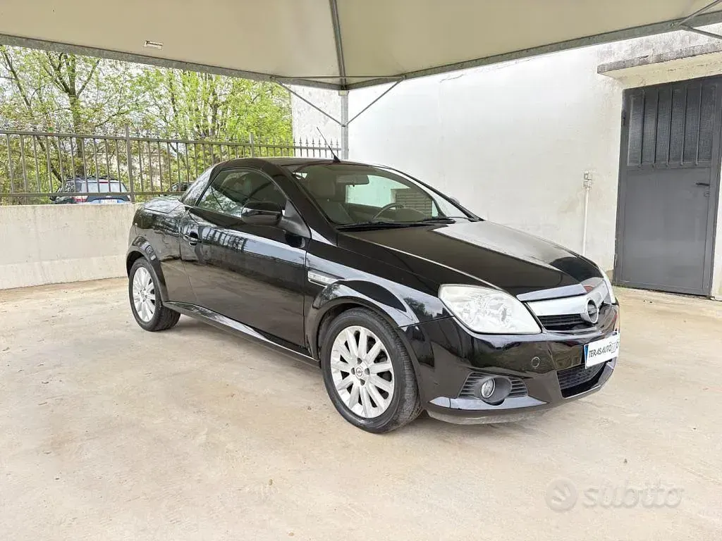 Usata Opel Tigra 90 CV (66 kW) 2005 Nero Cabrio