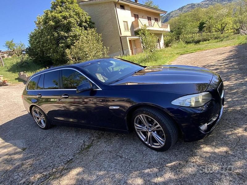 Usata BMW 530 Sport Line 258 CV (189 kW) 2012 Blu Station wagon