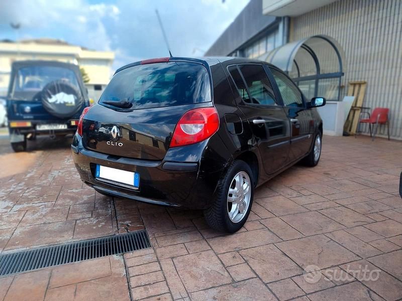 Usata Renault Clio II LE 75 CV (55 kW) 2007 Nero Berlina