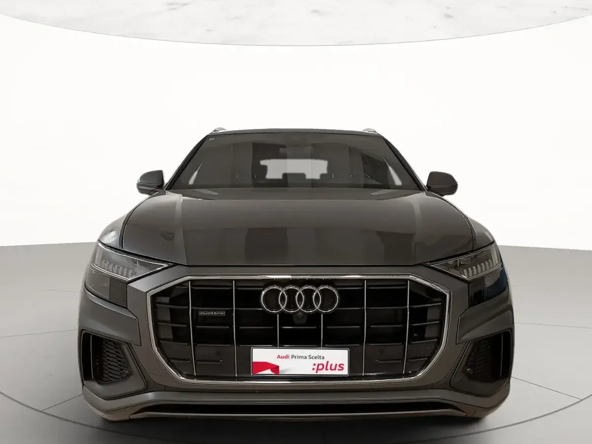 Usata Audi Q8 Sport 231 CV (169 kW) 2022 Grigio daytona perlato SUV