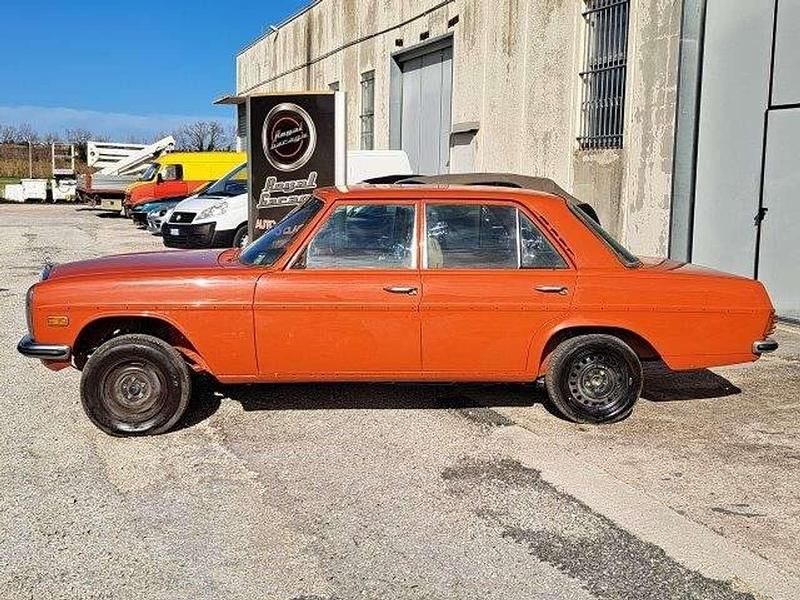 Begagnad Mercedes W115 60 HK (44 kW) 1975 Orange Sedan
