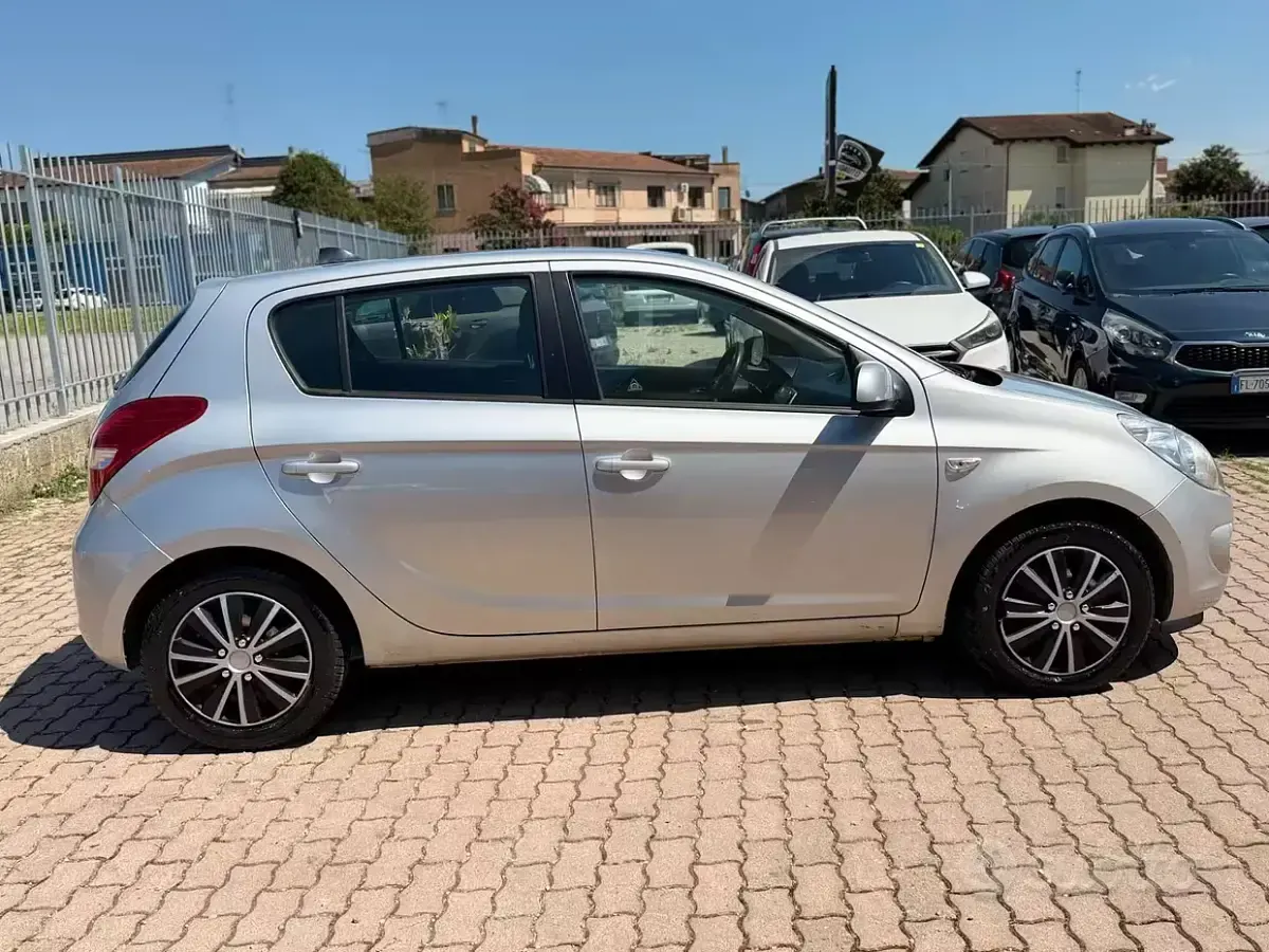 Usata Hyundai i20 Comfort 78 CV (57 kW) 2009 Grigio Utilitaria