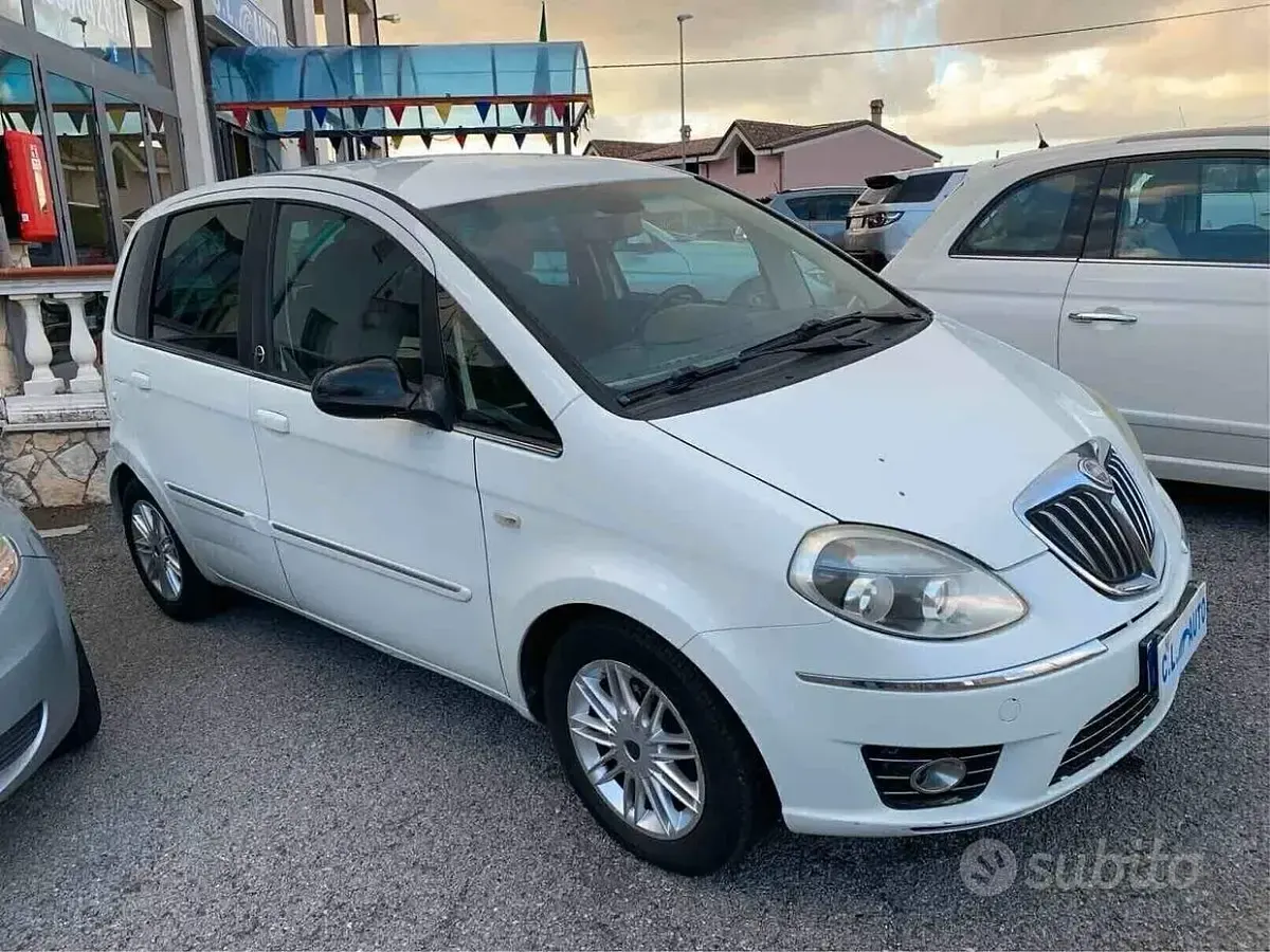 Usado Lancia Musa 77 CV (56 kW) 2012 Blanco Monovolumen