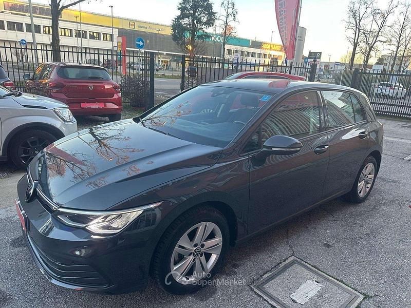 Usata VW Golf VIII Life 110 CV (80 kW) 2023 Grigio Berlina