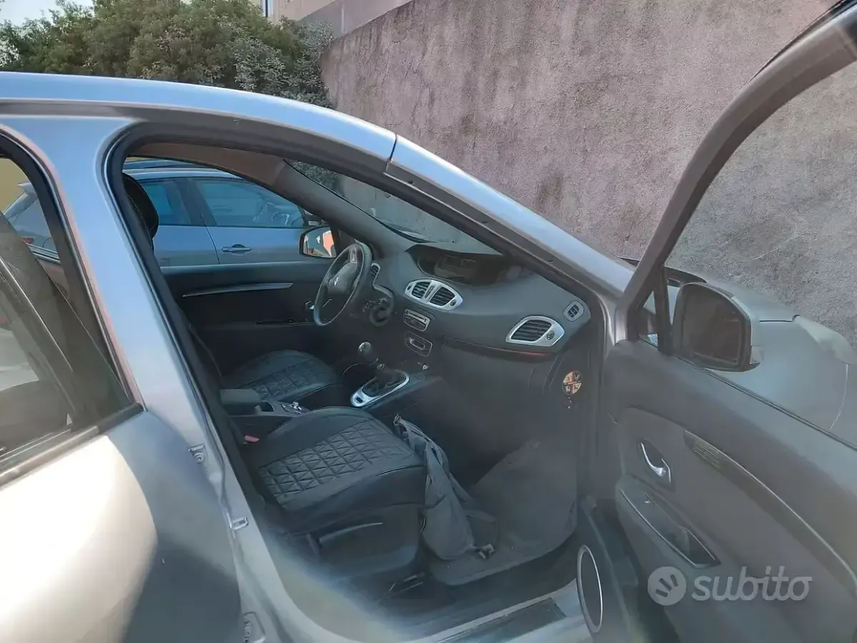 Usata Renault Scénic 110 CV (80 kW) 2010 Grigio Monovolume