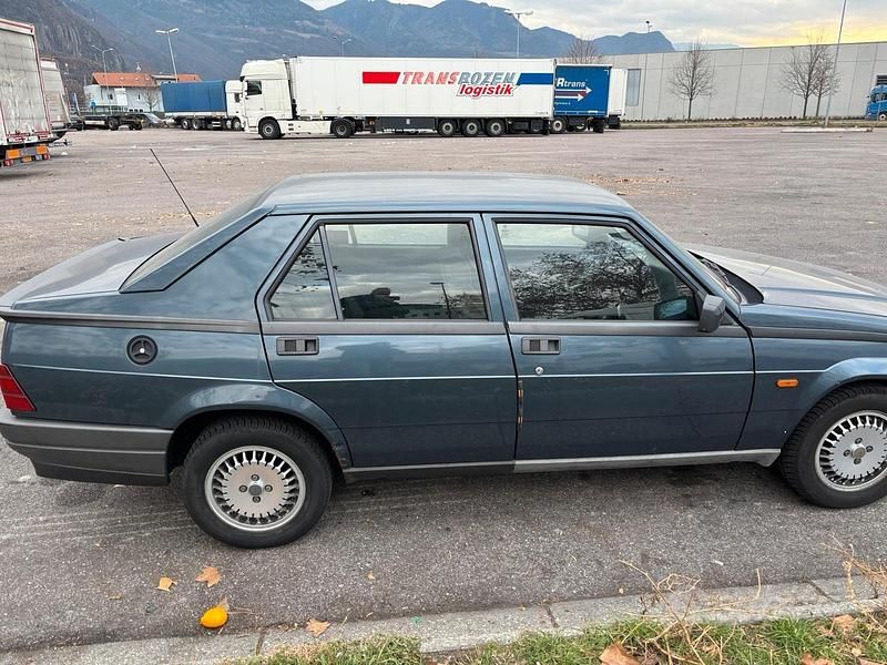 Usata Alfa Romeo 75 120 CV (88 kW) 1990 Blu Berlina
