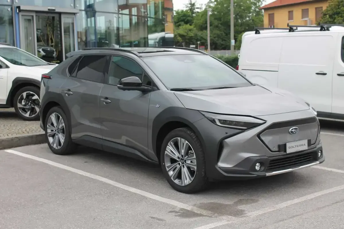 Nuova Subaru Solterra 160 kW (218 CV) 2026 Grigio SUV