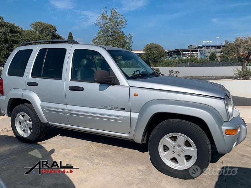 Usata Jeep Cherokee Sport 150 CV (110 kW) 2003 Grigio SUV