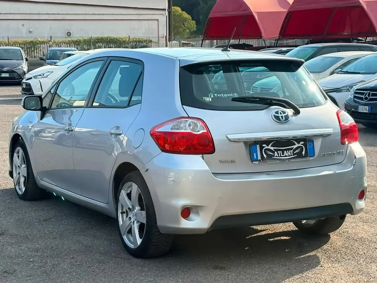 Usata Toyota Auris Hybrid Executive 99 CV (72 kW) 2011 Grigio Berlina