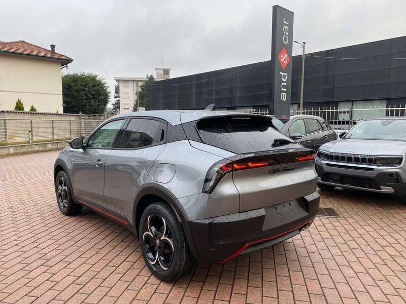 Käytetty Alfa Romeo Junior Edizione Speciale 136 HP (100 kW) 2024 Harmaa Katumaasturi