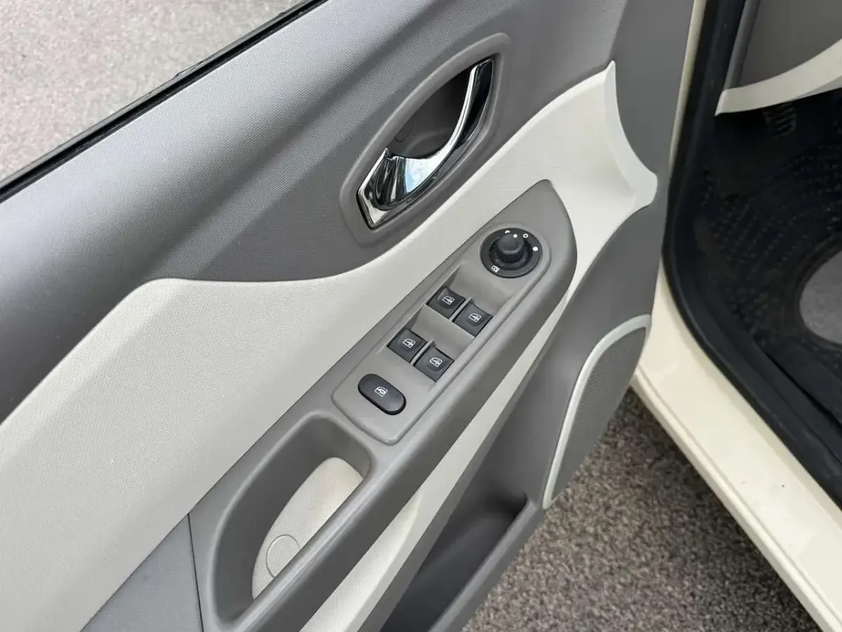 Usata Renault Captur 90 CV (66 kW) 2014 Beige SUV