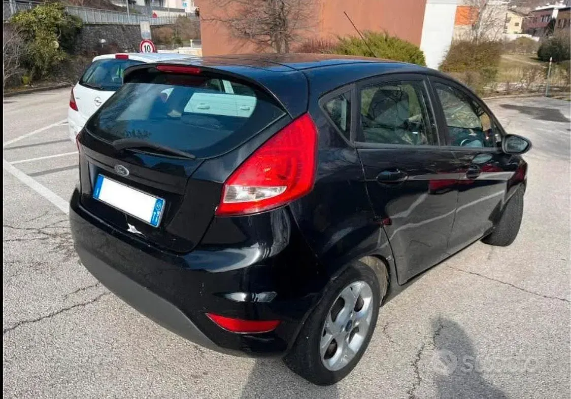 Usata Ford Fiesta 53 CV (38 kW) 2011 Nero Utilitaria