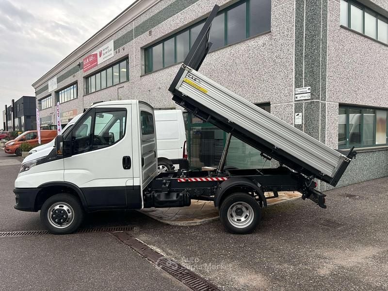 Usata Iveco Daily 140 CV (102 kW) 2024 Bianco Furgone