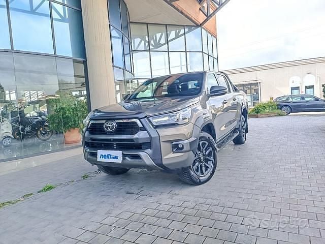 Usata Toyota HiLux 204 CV (150 kW) 2022 Verde Pick-up