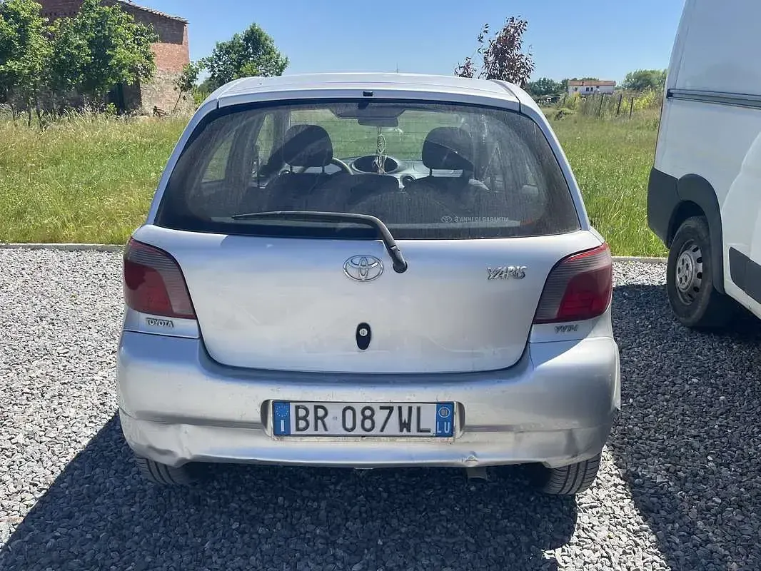 Begagnad Toyota Yaris Luna 86 HK (63 kW) 2001 Grå Sedan