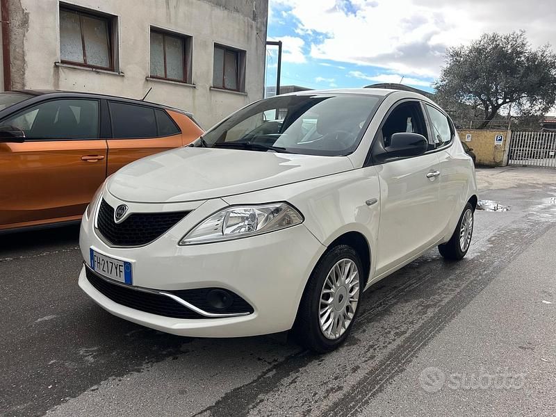 Usata Lancia Ypsilon Platinum 69 CV (50 kW) 2017 Bianco Utilitaria