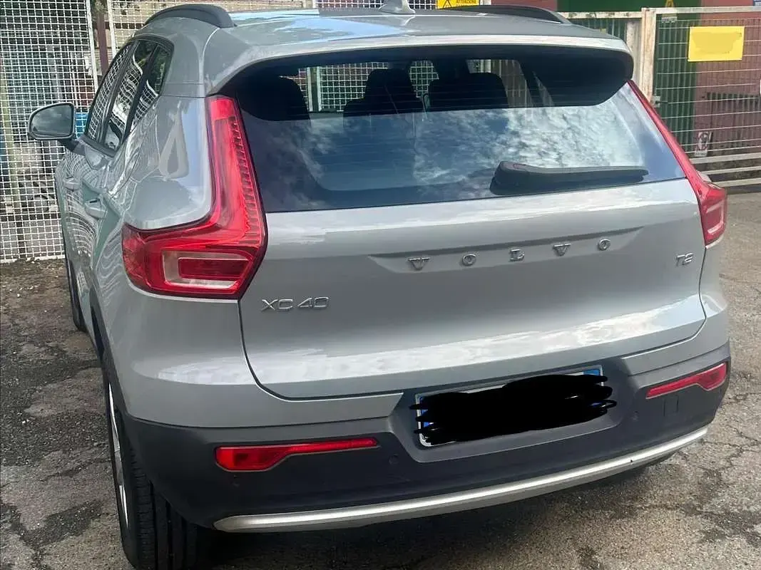 Usata Volvo XC40 129 CV (94 kW) 2023 Argento SUV