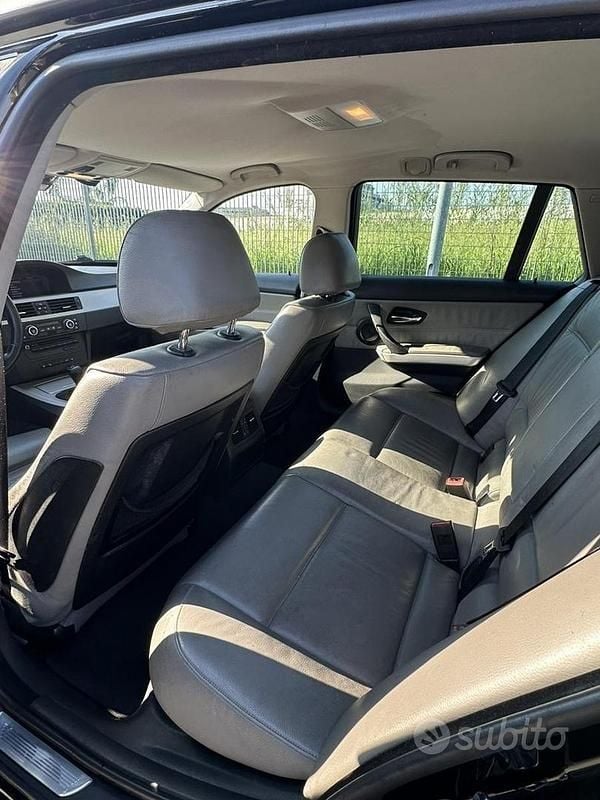 Begagnad BMW 318 Efficient Dynamics 143 HK (105 kW) 2012 Svart Kombi