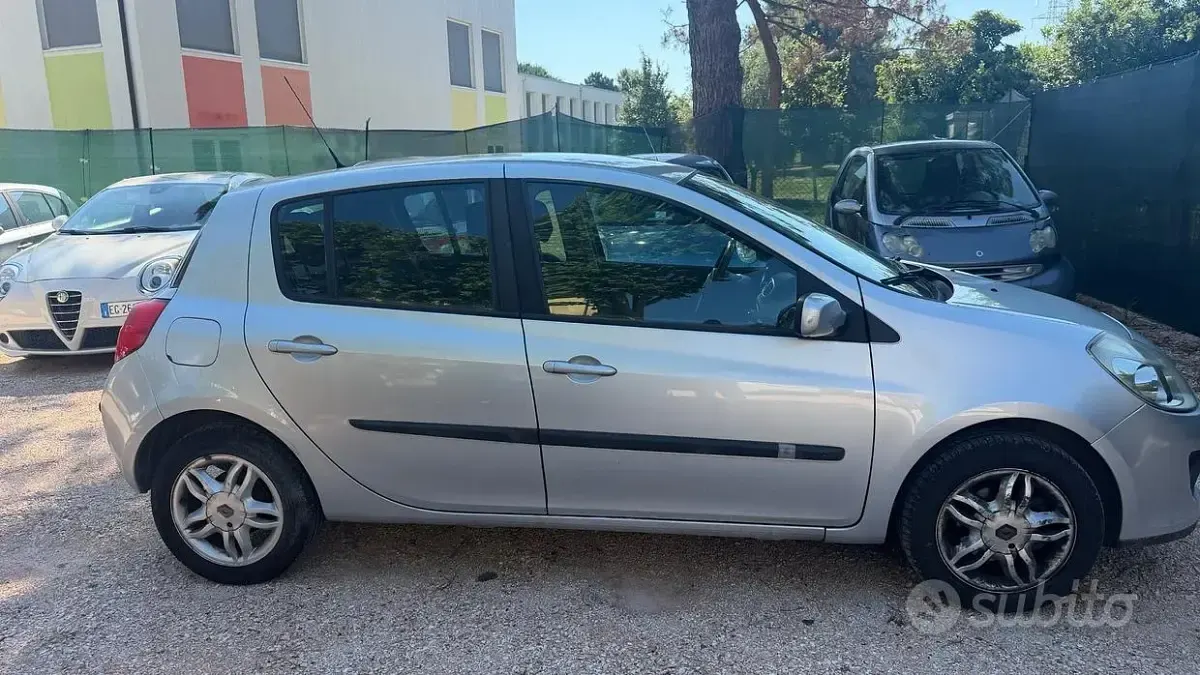 Usata Renault Clio II 65 CV (47 kW) 2008 Grigio Berlina