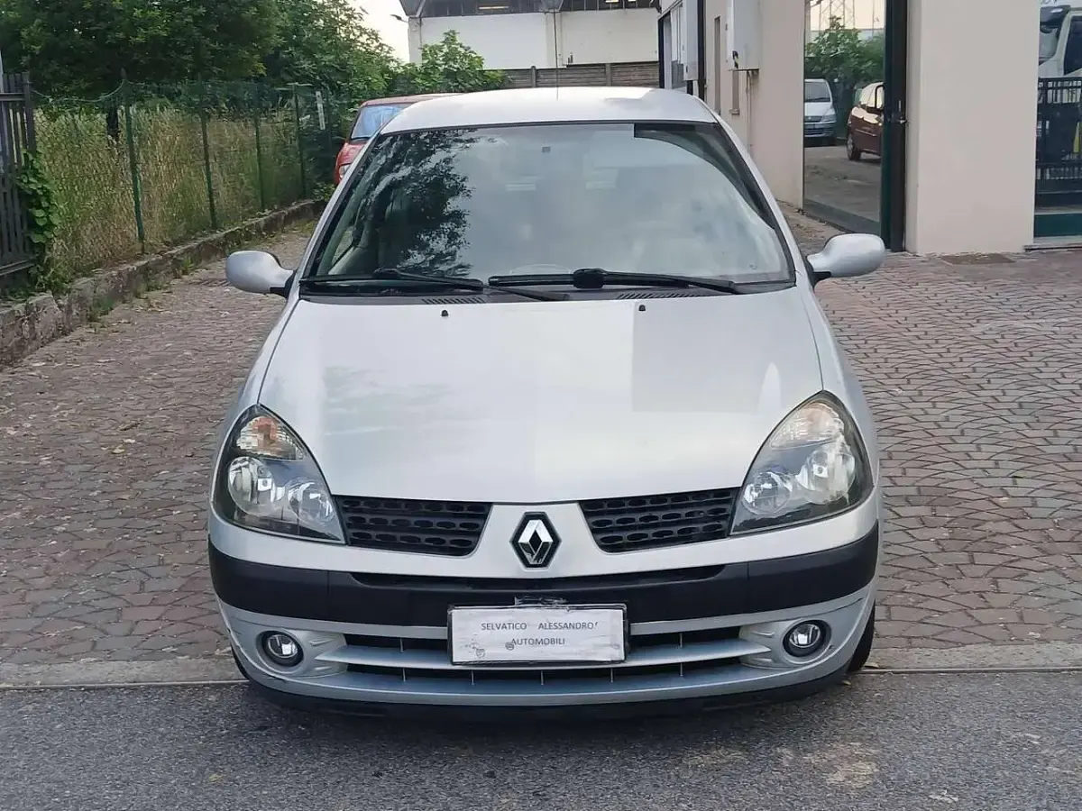 Usata Renault Clio II 75 CV (55 kW) 2004 Argento Berlina