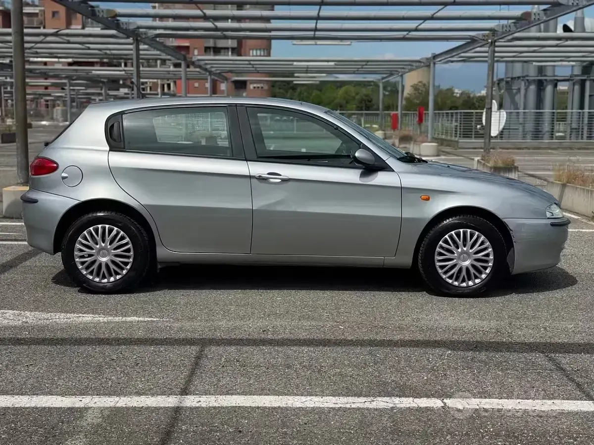 Usata Alfa Romeo 147 Distinctive 120 CV (88 kW) 2002 Grigio Utilitaria