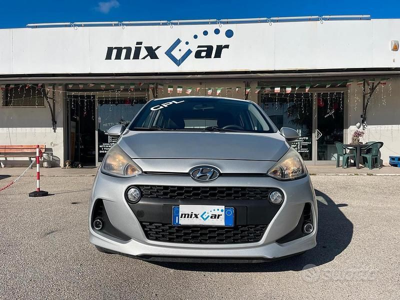 Gebraucht Hyundai i10 66 PS (48 kW) 2016 Silber Kleinwagen