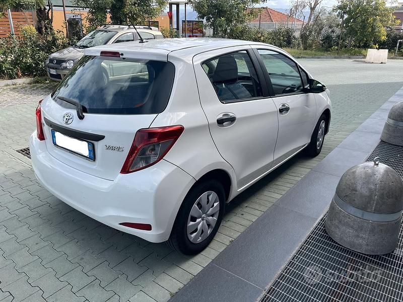 Usata Toyota Yaris Active 69 CV (50 kW) 2012 Bianco Utilitaria