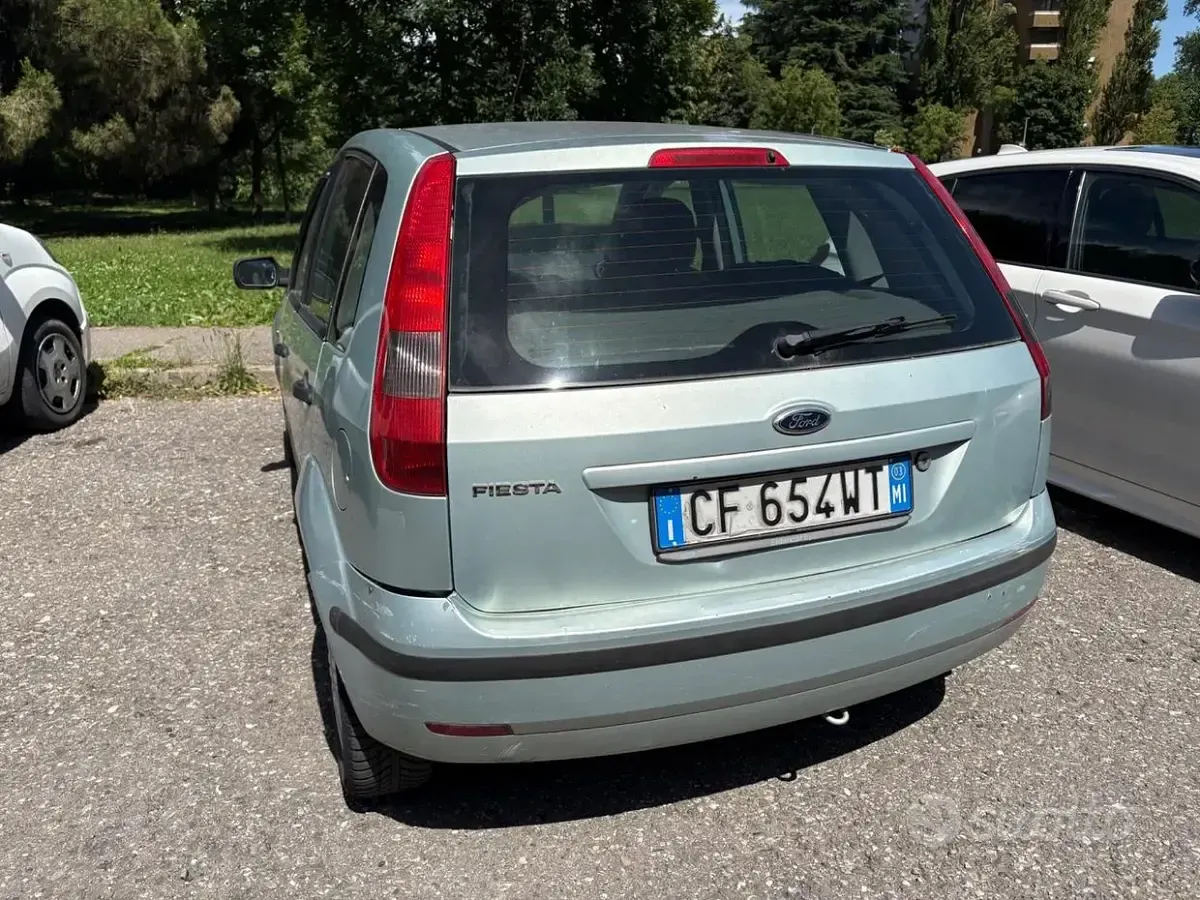 Usata Ford Fiesta 75 CV (55 kW) 2004 Grigio Utilitaria