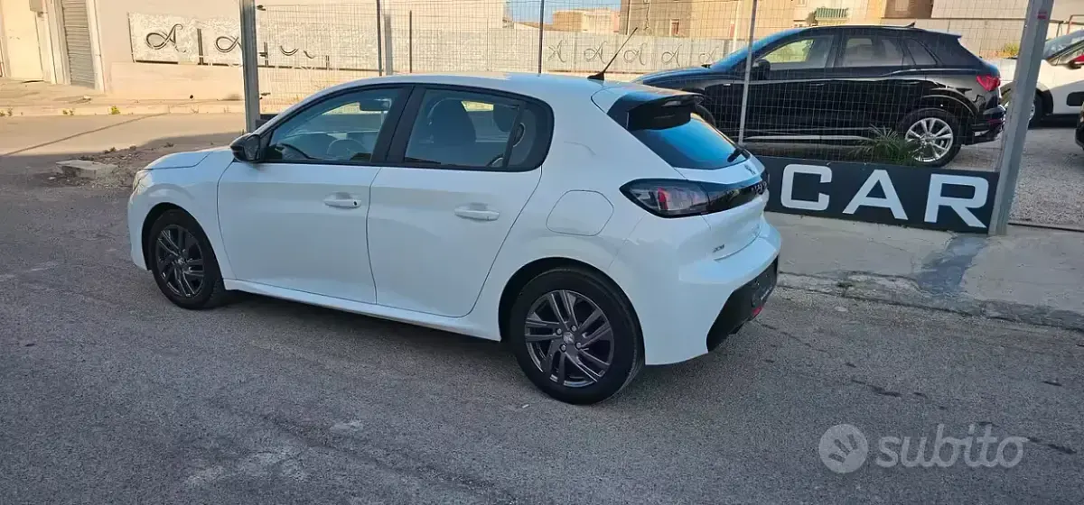 Usata Peugeot 208 Allure 75 CV (55 kW) 2023 Bianco Utilitaria